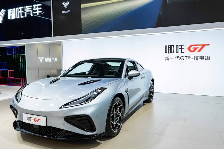 惠州84哪吒汽车在智能汽车领域的表现，领途汽车在新能源汽车市场中的影响力